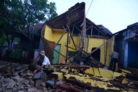 Zemětřesení na Jávě bouralo domy a zabíjelo. Lidé prchali pryč od moře