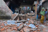 Zemětřesení v Indonésii zabilo nejméně 91 lidí. Turisté v panice hromadně opouštějí ostrovy