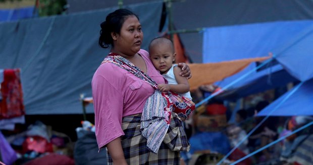 Zpustošený indonéský ostrov se znovu otřásl. Zemětřesení zabilo přes 300 lidí 