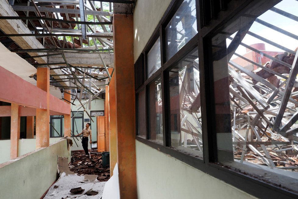 Desítky domů jsou po silném zemětřesení poničené. Řada z nich se zřítila. V troskách zahynuli nejméně dva lidé