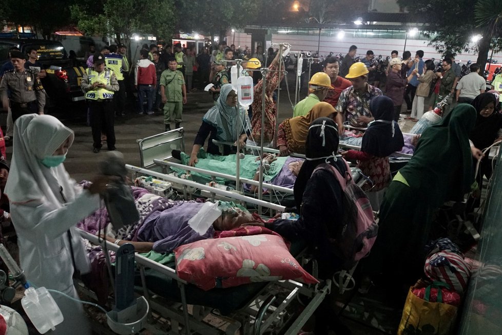 Po zemětřesení na Jávě jsou v nemocnici desítky lidí.