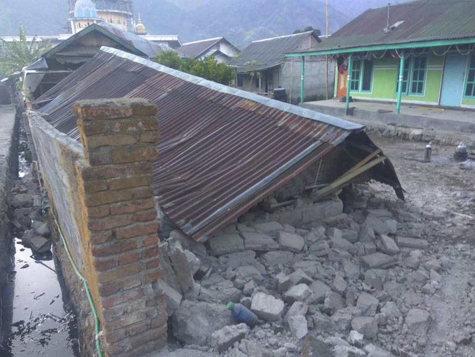Indonésii zasáhlo silné zemětřesení, nejméně deset mrtvých