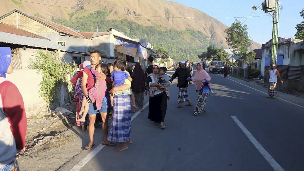 Indonésii zasáhlo silné zemětřesení, nejméně deset mrtvých