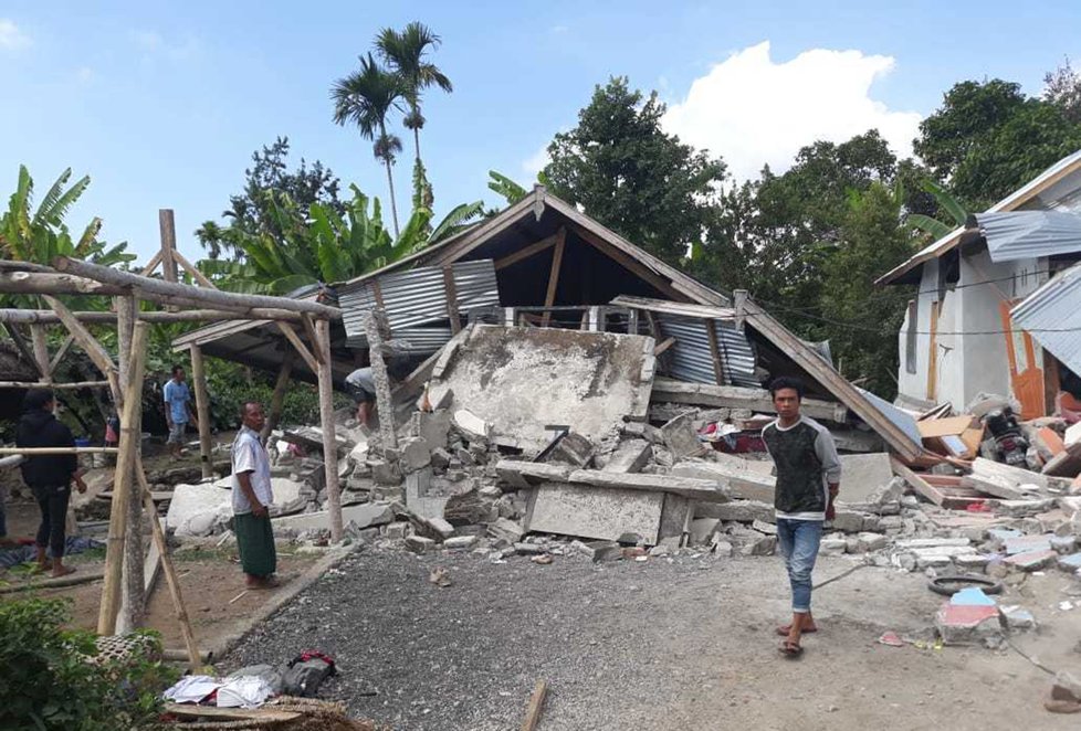 Indonéský ostrov Lombok postihlo zemětřesení (5.8.2018)