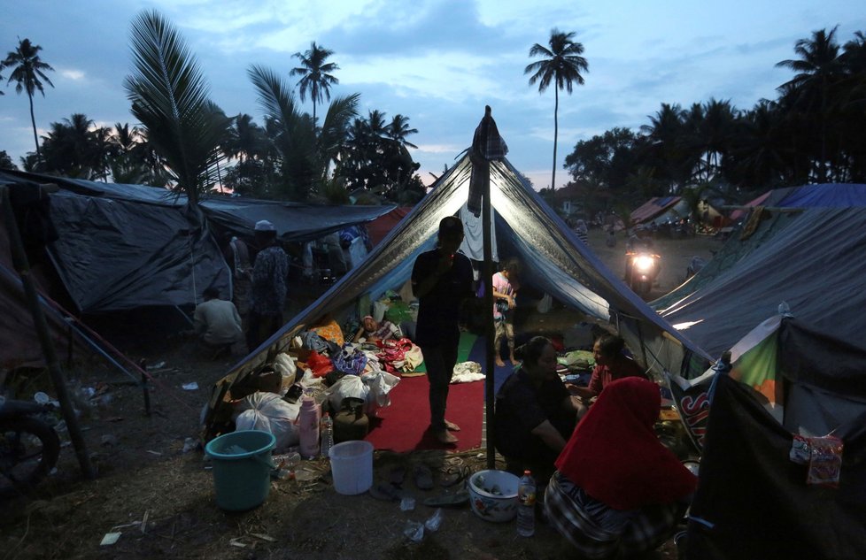 Indonéský ostrov Lombok postihlo ve čtvrtek 9. 8. další zemětřesení. Otřesy měly sílu 62 stupně. Indonésie se přitom ještě nevyrovnala se zemětřesením z předchozí neděle. V pondělí 13. 8. úřady informovali, že otřesy si vyžádaly již 436 obětí.