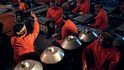 Hudebníci orchestru tradiční indonéské hudby gamelan (též gamelang) připravují bicí nástroje pro doprovod loutkového představení.