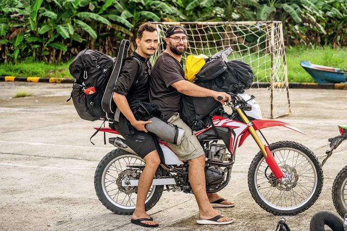 Režisér Pavel Soukup s ochranářem Tomášem Ouhelem po příjezdu na Jižní Pagai Režisér Pavel Soukup s ochranářem Tomášem Ouhelem po příjezdu na Jižní Pagai