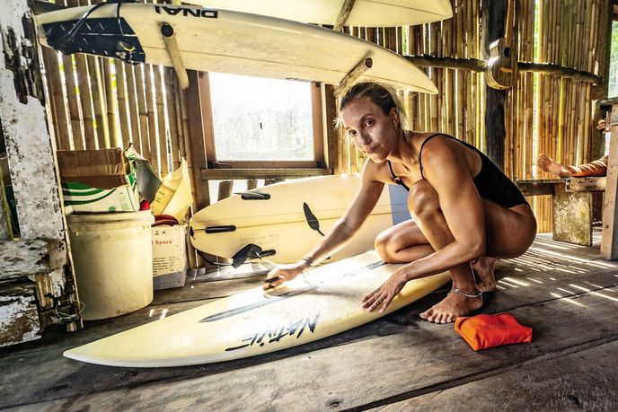 Prkno je potřeba před každým surfováním pečlivě navoskovat Prkno je potřeba před každým surfováním pečlivě navoskovat