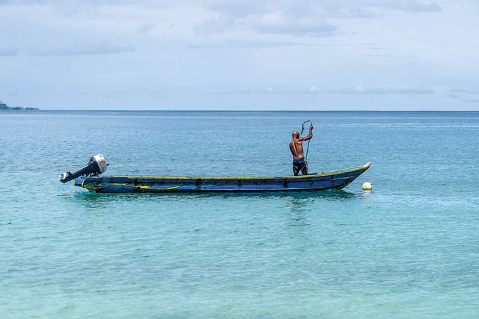 Každé ráno, těsně po rozednění, náš hostitel Metek vyráží na moře Každé ráno, těsně po rozednění, náš hostitel Metek vyráží na moře