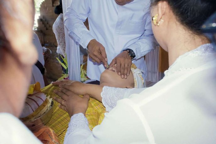 Matatah je speciální ceremonie, kterou musí podstoupit každá dívka a chlapec v období puberty Matatah je speciální ceremonie, kterou musí podstoupit každá dívka a chlapec v období puberty