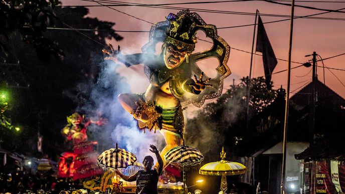 Oslavy Ogoh-ogoh se konají den před balijským Novým rokem zvaným Nyepi a sochy démonů v nadživotních velikostech nahánějí hrůzu
