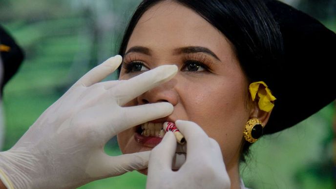 Ceremoniál broušení zubů Ceremoniál broušení zubů