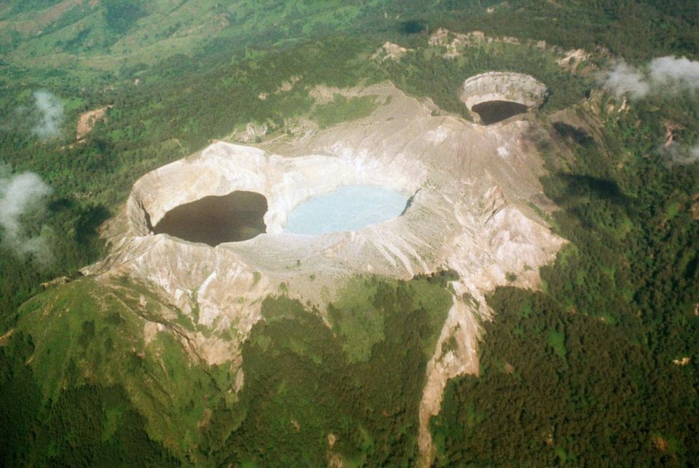 Sopka Keli Mutu s jejími proslavenými třemi různobarevnými jezery