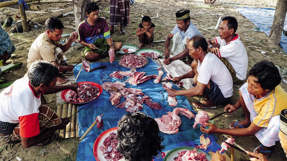 Příprava jídla na místní svatbu na Lomboku