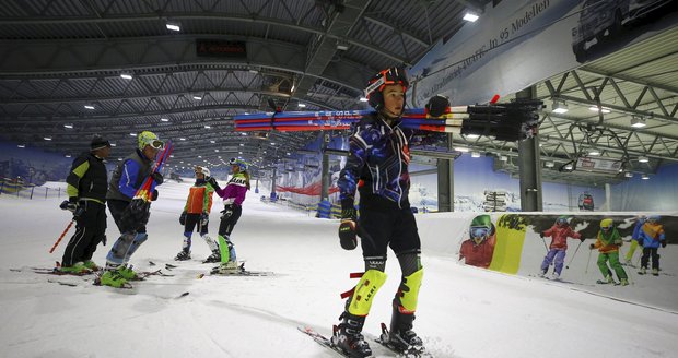 Čína postaví největší krytý skiareál na světě. Před olympiádou chce naučit obyvatele lyžovat