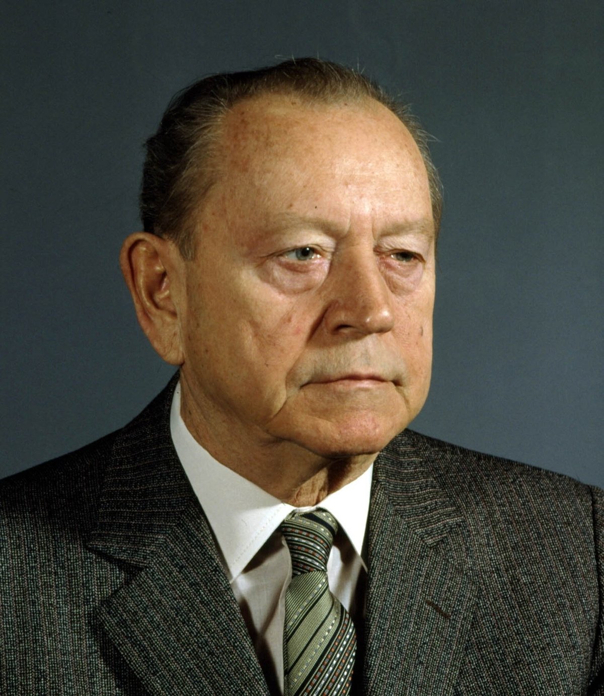 Alois Indra (†69)  Ministr vlád ČSSR, poslanec České národní rady a Sněmovny lidu Federálního shromáždění. Jedna z hlavních postav období normalizace. Zemřel rok po revoluci.
