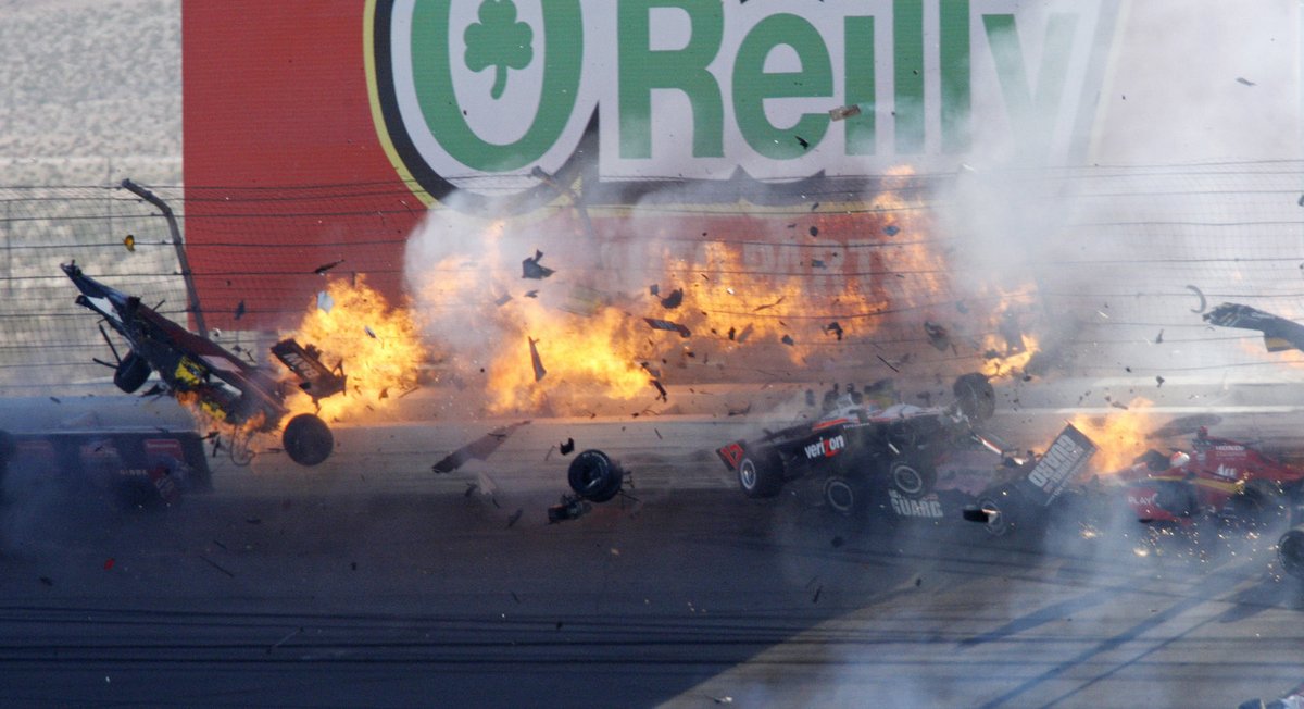 Trosky odlétají od zcela zničené a hořící formule číslo 77. Její pilot Dan Wheldon neměl šanci...