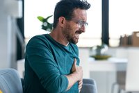 Odborníci bijí na poplach: Sezení i stání zvyšuje riziko onemocnění srdce i cév