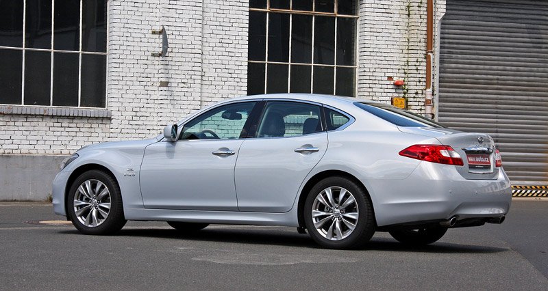 Infiniti M