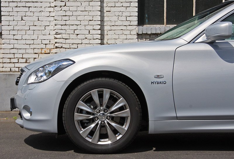 Infiniti M