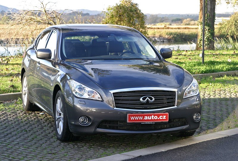 Infiniti M