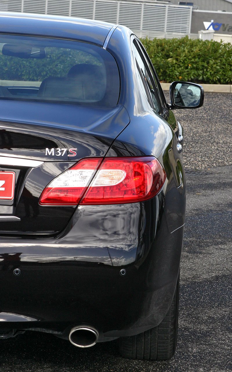 Infiniti M