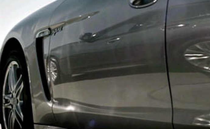 Video: Infiniti M Hybrid si troufá na Porsche Panamera. Nebo opačně?