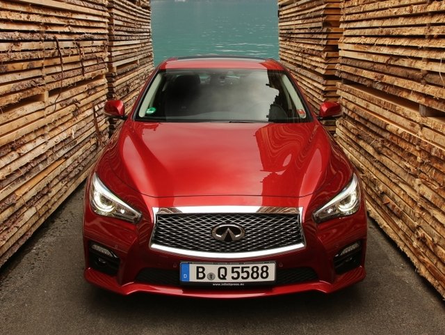 Za Volantem Infiniti Q50 2.0t