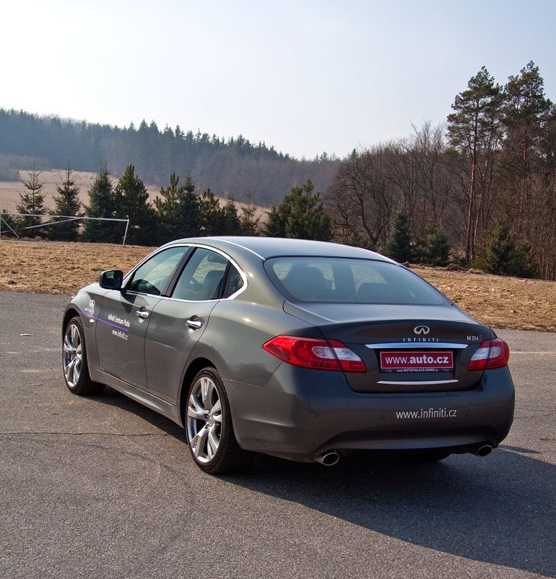 Infiniti M