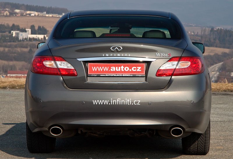 Infiniti M