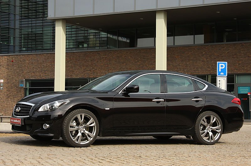 Infiniti M