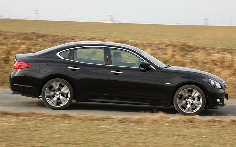 Infiniti M