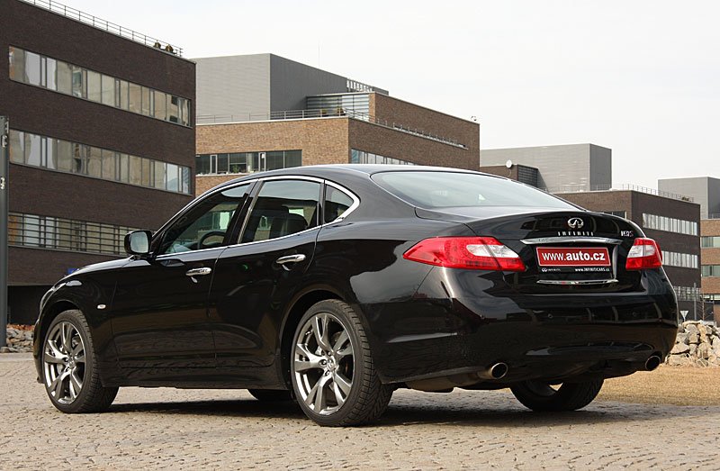 Infiniti M