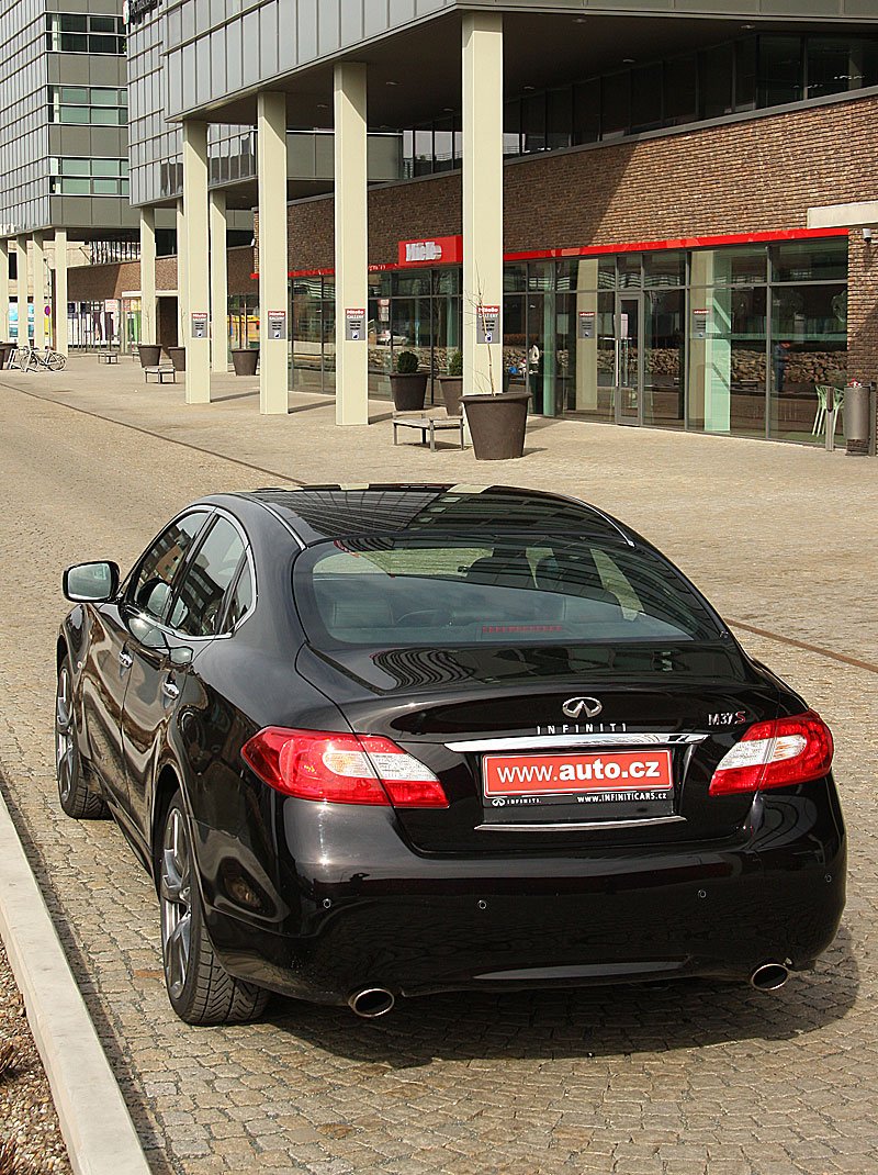 Infiniti M