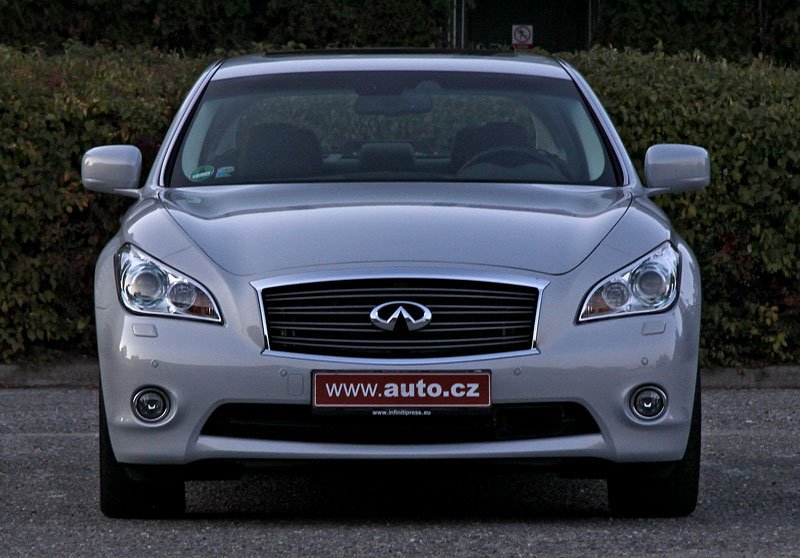 Infiniti M