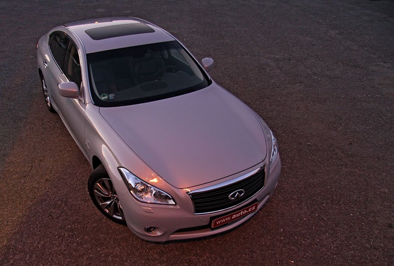 Infiniti M