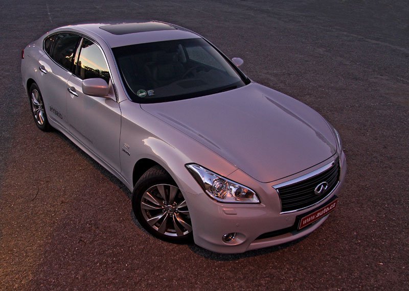 Infiniti M