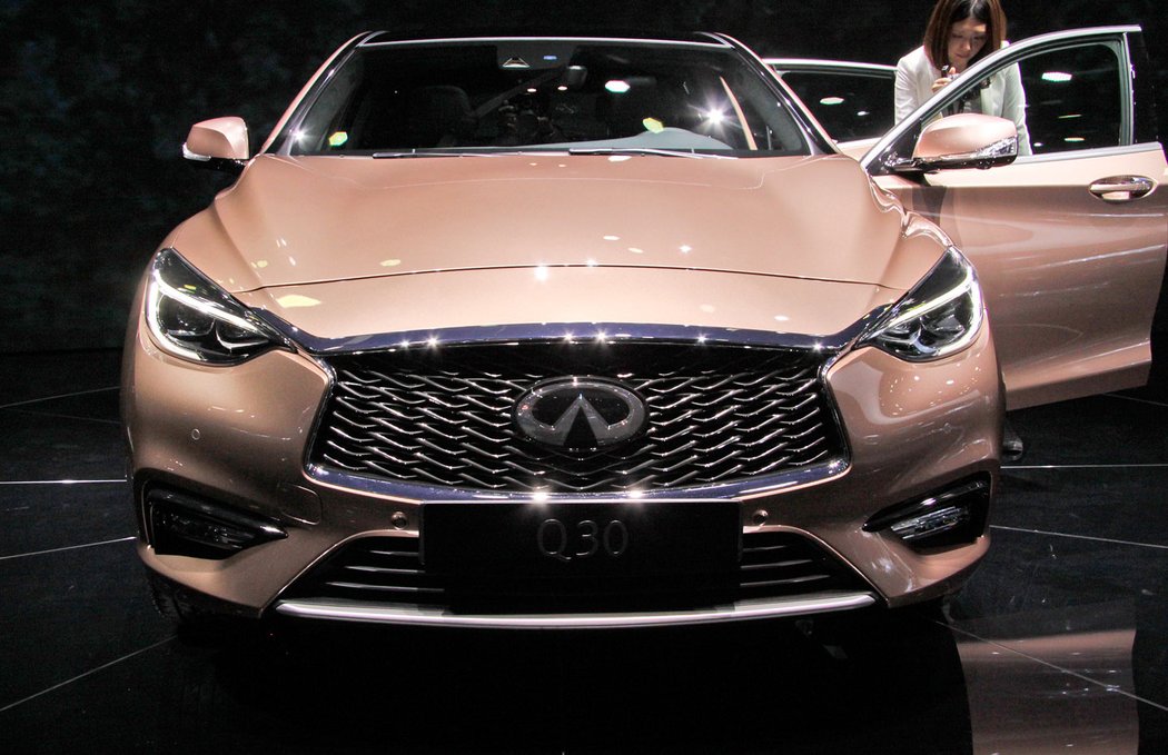 infiniti video frankfurt2015 nizsistredni crossover redakcnivideo