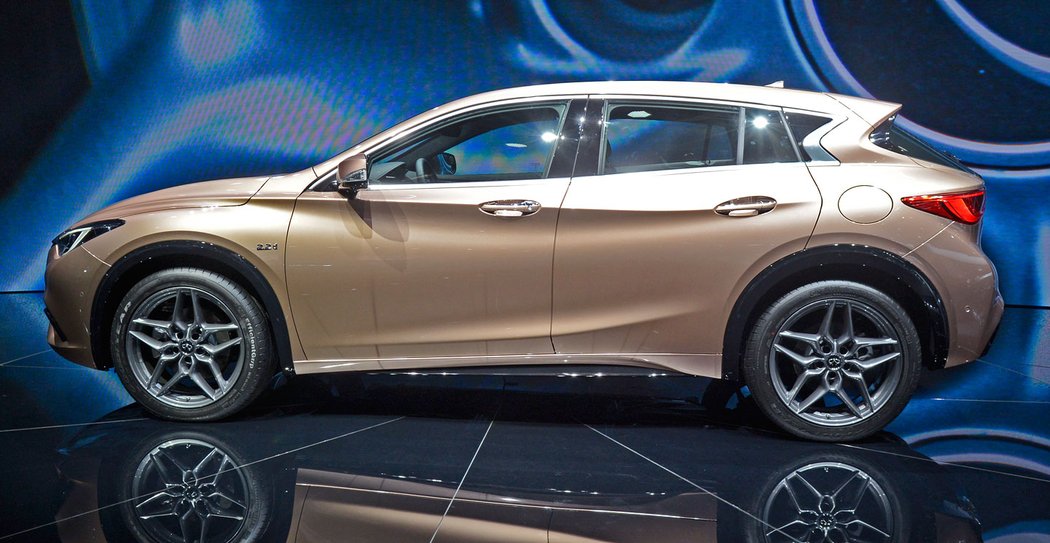 infiniti video frankfurt2015 nizsistredni crossover redakcnivideo