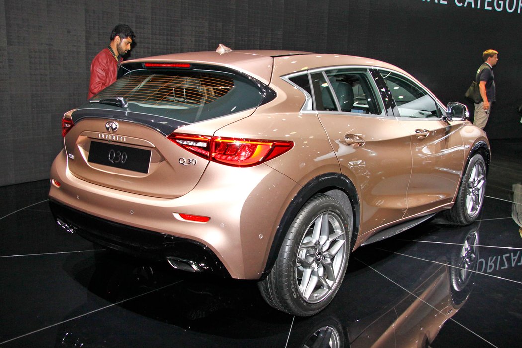 infiniti video frankfurt2015 nizsistredni crossover redakcnivideo