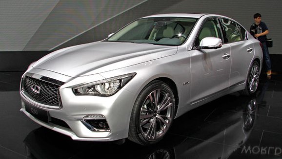 Infiniti Q50 MY18: Vyhlazení vrásek, dva displeje a sportování v rudém