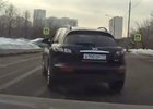 Pistolníkovi z Infiniti ujede auto (video)