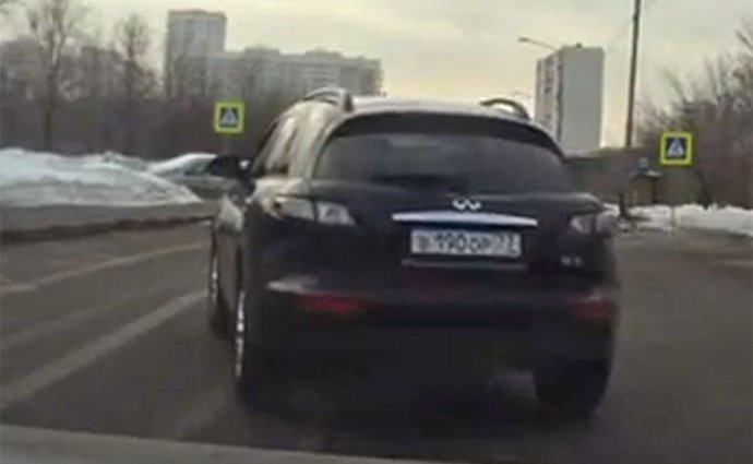 Pistolníkovi z Infiniti ujede auto (video)