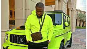 Nigerijský influencer Hushpuppi alias Raymond Abbas je obviněn z podvodu za 10 miliard korun.