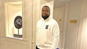 Nigerijec Raymond Abbas alias Hushpuppi je obviněn z podvodu v přepočtu za 10 miliard korun.