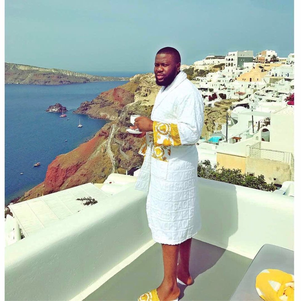 Nigerijský influencer Hushpuppi alias Raymond Abbas je obviněn z podvodu za 10 miliard korun.