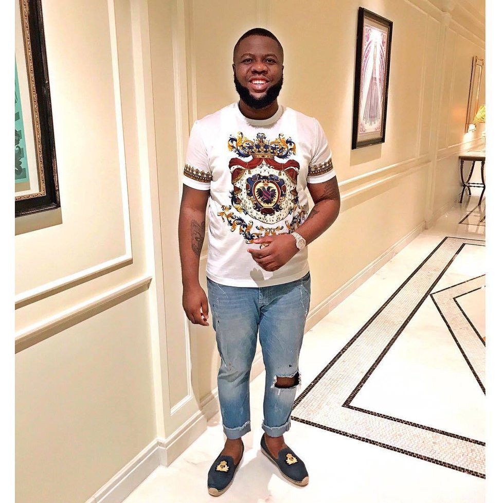 Nigerijský influencer Hushpuppi alias Raymond Abbas je obviněn z podvodu za 10 miliard korun.