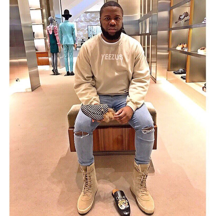 Nigerijský influencer Hushpuppi alias Raymond Abbas je obviněn z podvodu za 10 miliard korun.