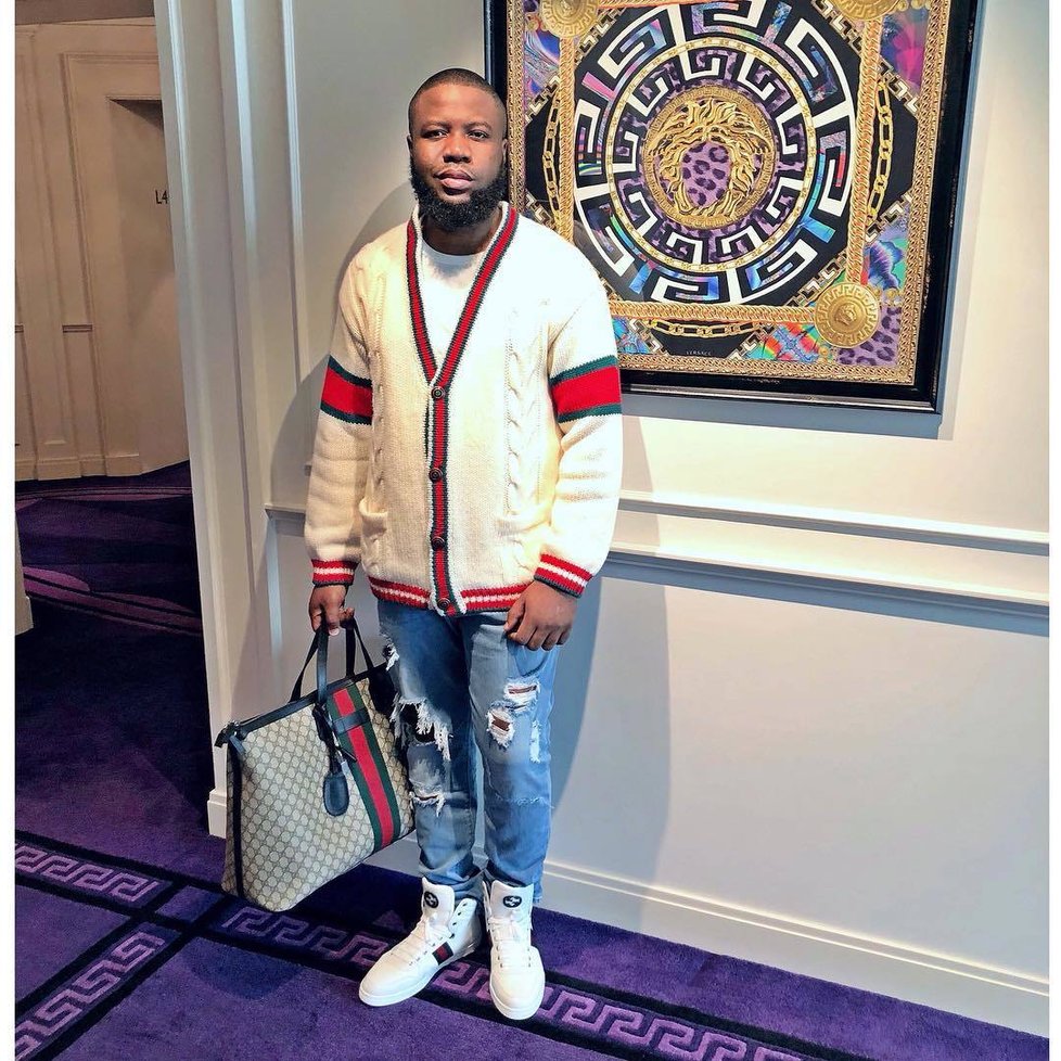 Nigerijský influencer Hushpuppi alias Raymond Abbas je obviněn z podvodu za 10 miliard korun.