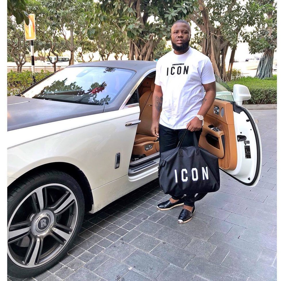 Nigerijský influencer Hushpuppi alias Raymond Abbas je obviněn z podvodu za 10 miliard korun.